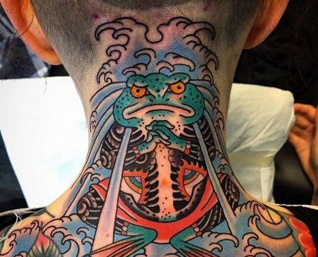 日式后颈青蛙纹身图案