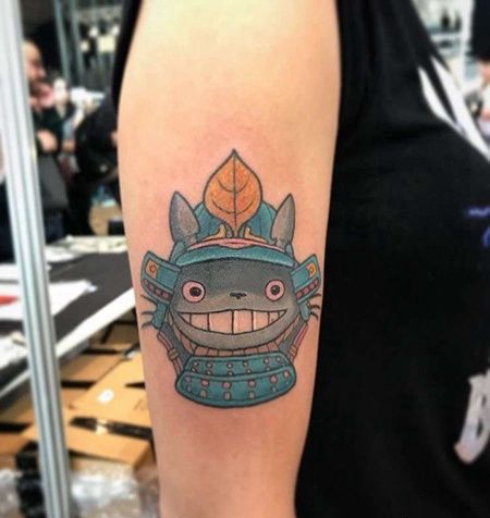 大臂龙猫纹身图案