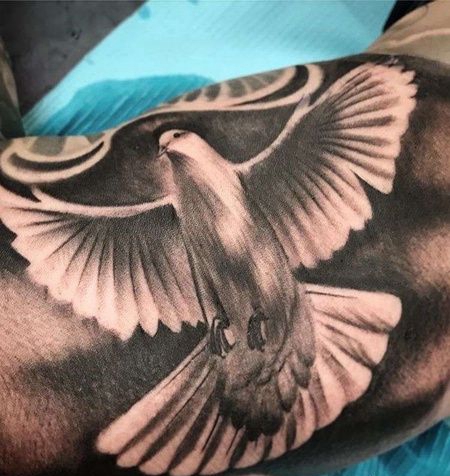 写实小腿鸽子纹身图案