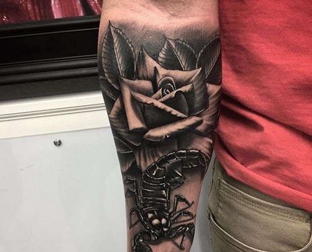 写实小臂蝎子玫瑰纹身图案