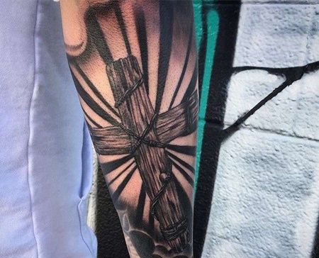 写实小臂十字架纹身图案