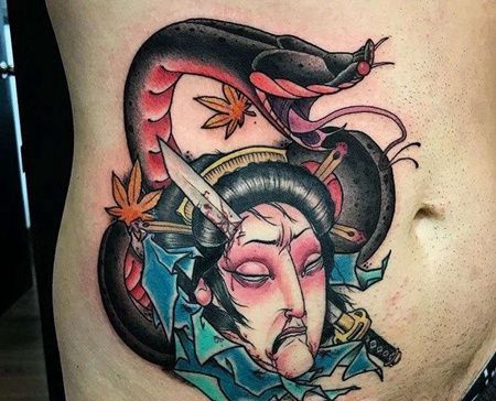 New School侧腰生首蛇纹身图案