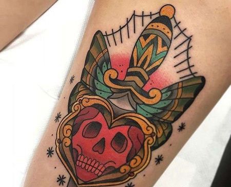 Old School大腿匕首蝴蝶纹身图案