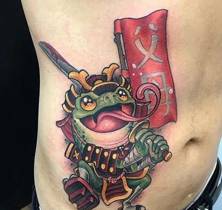 New School侧腰青蛙纹身图案
