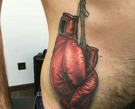 New School侧腰拳击手套纹身图案