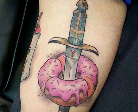 New School大臂匕首甜甜圈纹身图案