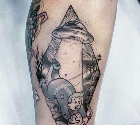 New School小腿飞碟人像纹身图案