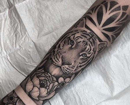 点刺小臂老虎花卉纹身图案