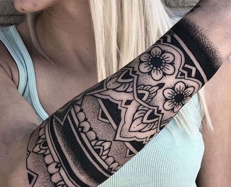 小臂花卉臂环纹身图案