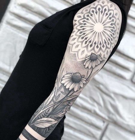点刺胳膊繁花纹身图案