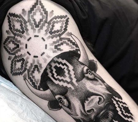 点刺大臂繁花牛纹身图案