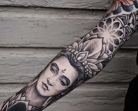 点刺胳膊女人繁花纹身图案