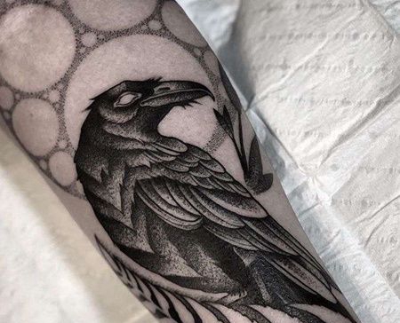 点刺小臂乌鸦纹身图案