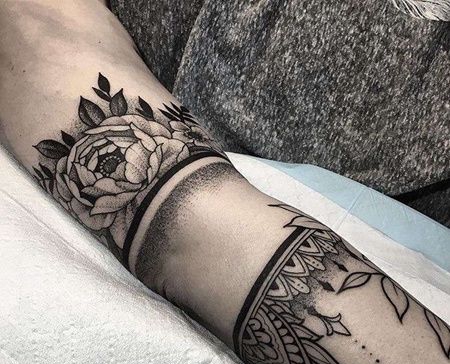 点刺小臂花卉花环纹身图案