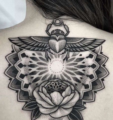 点刺后背繁花纹身图案