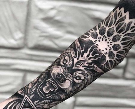 点刺胳膊狼繁花纹身图案