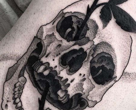 点刺大腿骷髅纹身图案