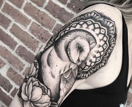 点线大臂猫头鹰玫瑰纹身图案