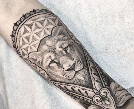 点刺小臂狮子纹身图案