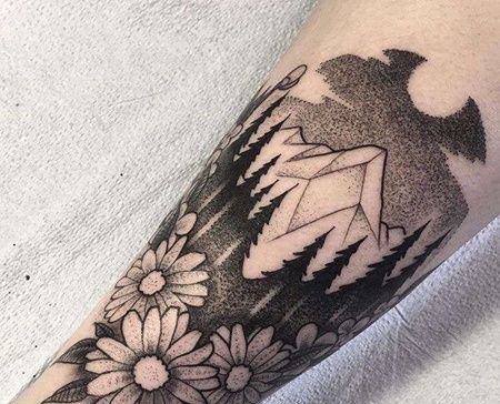 点刺小臂花卉山纹身图案