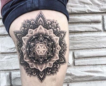 点刺大腿繁花纹身图案