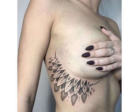 点刺几何胸下繁花纹身图案