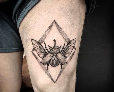 点刺大腿甲虫纹身图案