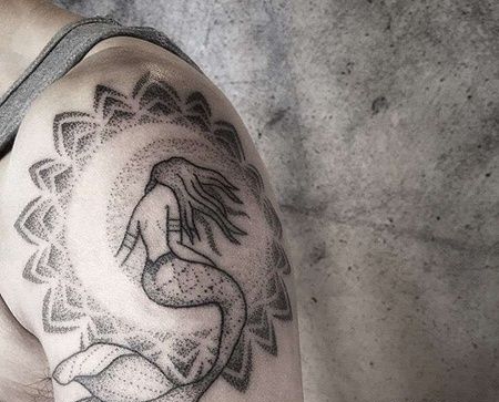 点刺大臂繁花美人鱼纹身图案