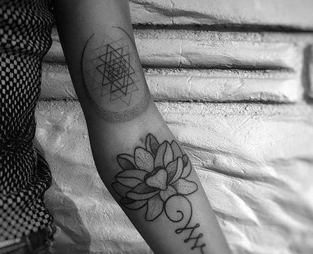 小臂荷花纹身图案