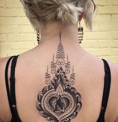 几何后背锁纹身图案