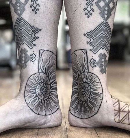 点刺脚踝鹦鹉螺纹身图案