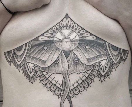 点刺腹部繁花蛾子纹身图案