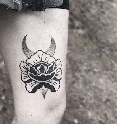 大腿牡丹纹身图案