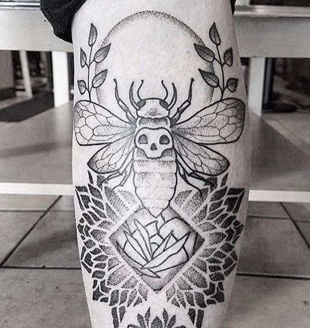 点刺小臂蜜蜂繁花纹身图案