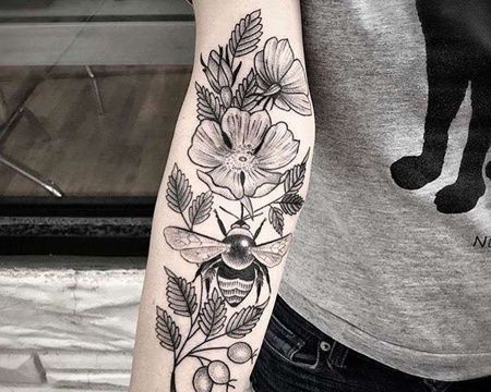 New School大腿花卉蜜蜂纹身图案