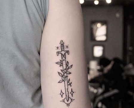 小清新大臂宝剑纹身图案