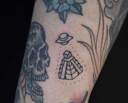 小清新小臂飞碟金字塔纹身图案