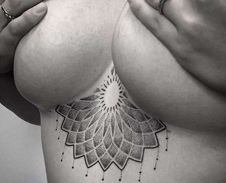 点刺腹部繁花纹身图案