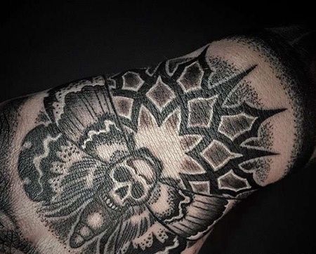 点刺手背蛾子繁花纹身图案