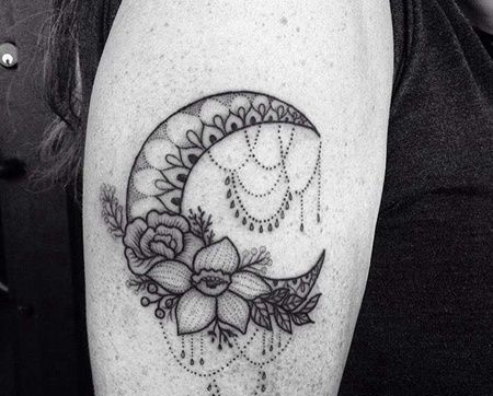 点刺大臂月亮花卉纹身图案