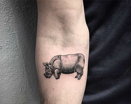 小臂犀牛纹身图案