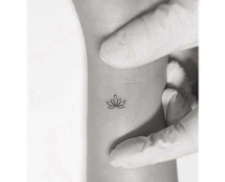 小清新手腕荷花纹身图案