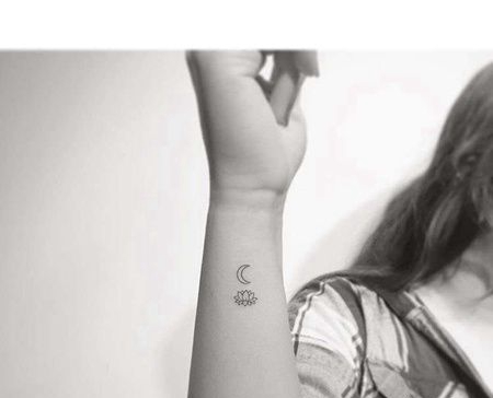 小清新小臂月亮荷花纹身图案