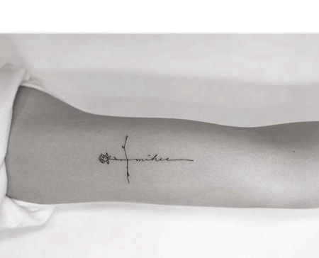 小清新大臂玫瑰字母纹身图案