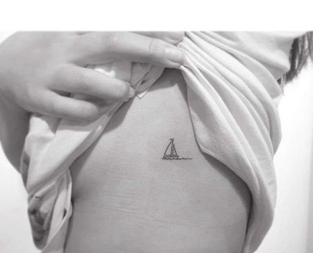 小清新侧腰帆船纹身图案
