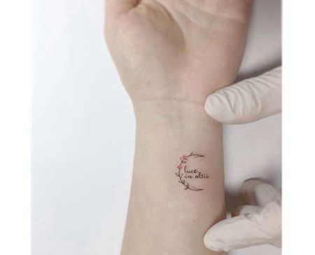 小清新小臂花卉月亮字母纹身图案