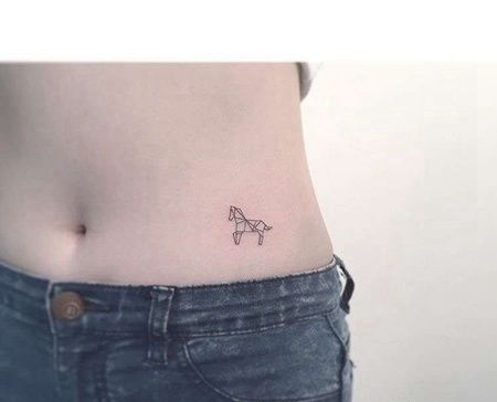 小清新几何腹部马纹身图案