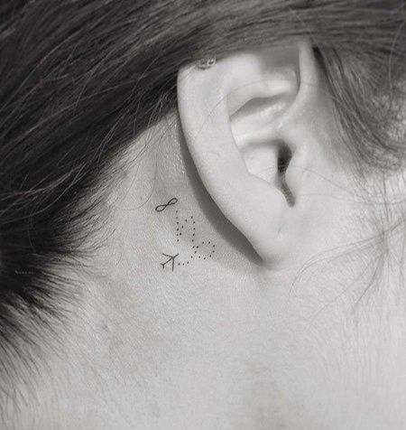 小清新耳后飞机纹身图案