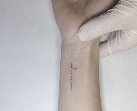 小清新小臂十字架字母纹身图案