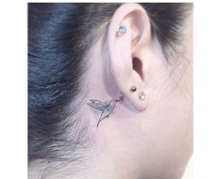 小清新耳后蜂鸟纹身图案